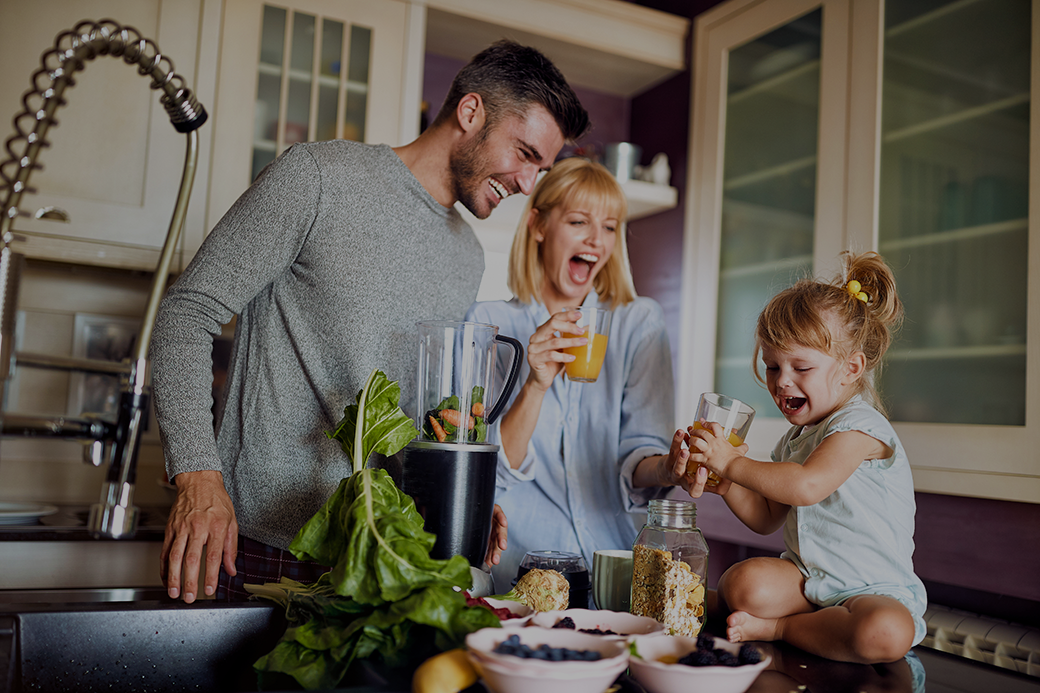 Glad familj i kök